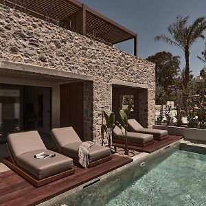 Swim-Up Suite